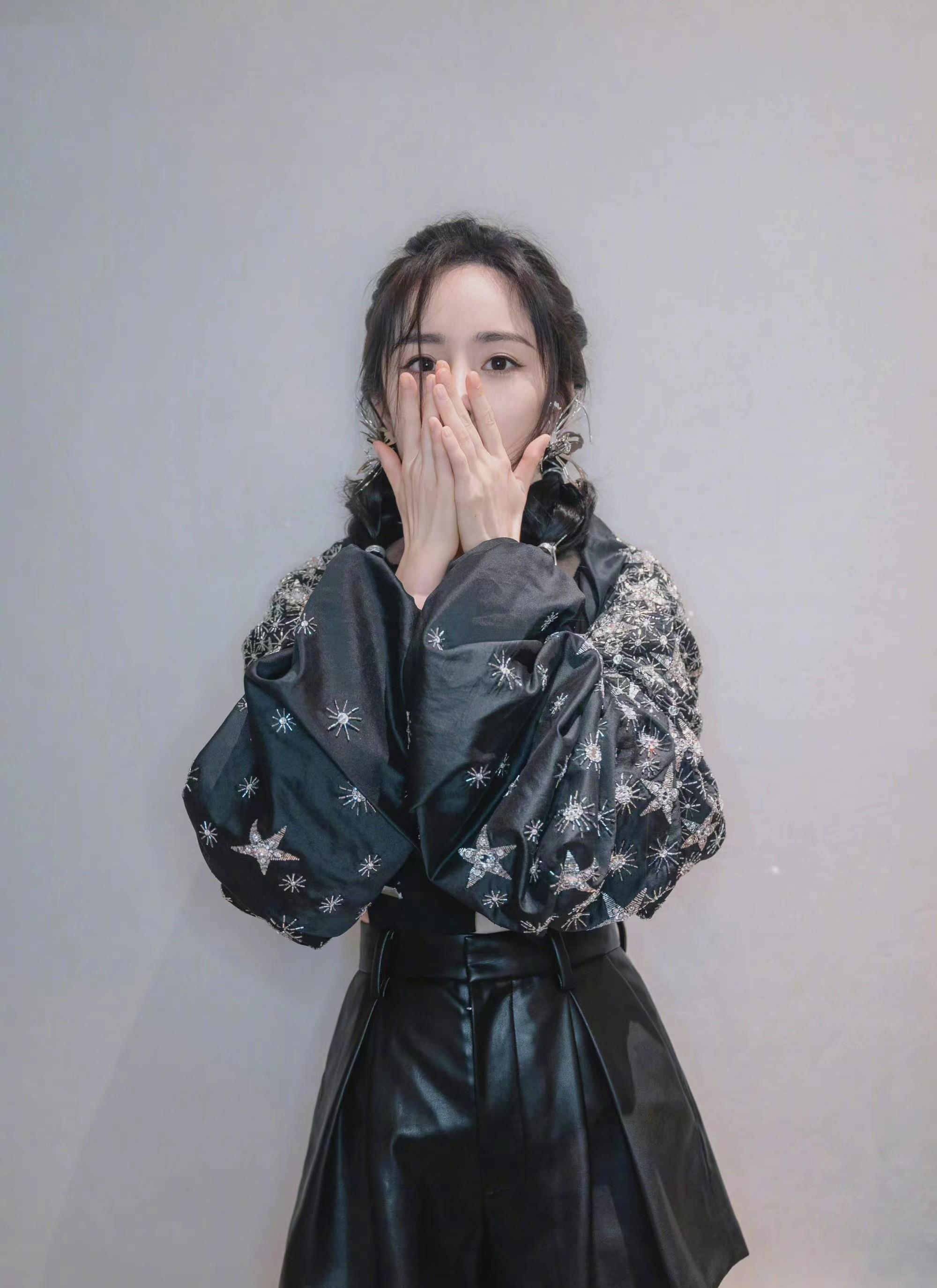 杨幂|35岁的杨幂终于不“藏”了，穿白色背心凸显傲人身材