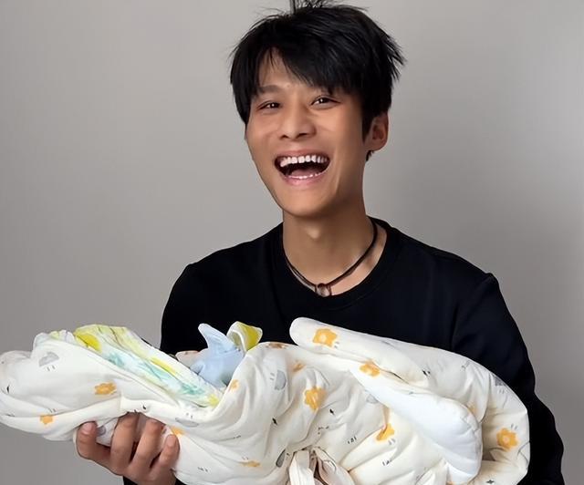 |大杨哥晒女儿正脸照！抱着娃忍不住大笑，小杨哥嘲讽他“大歪嘴”