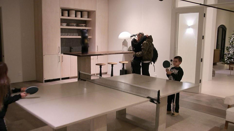 考特尼·卡戴珊|妈妈,不要接吻!模特考特妮卡戴珊9岁的女儿 ,对新爸爸提出抗议