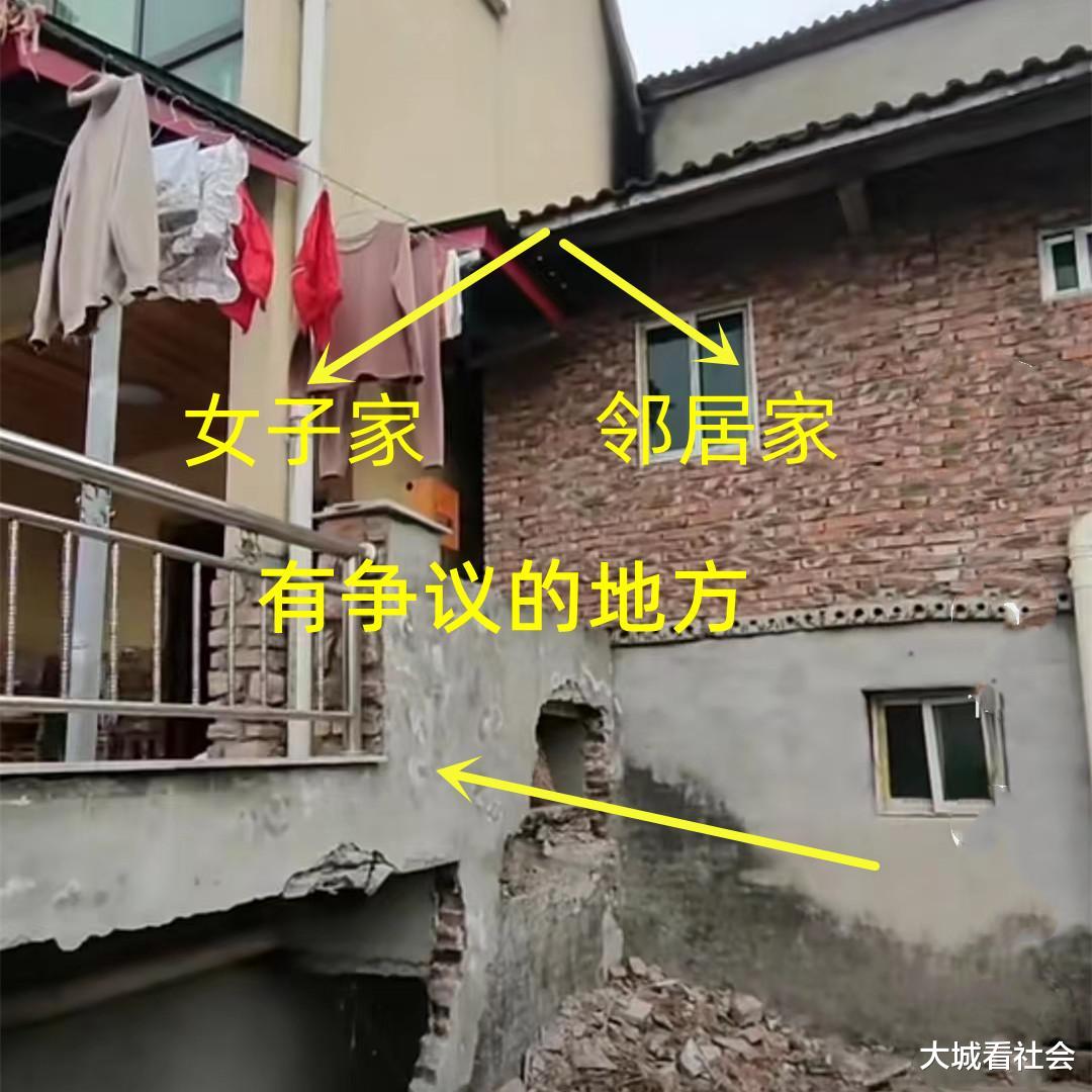 谁家多占地?四川一男子来挖墙脚,被女子指责不讲理:多占还蛮横