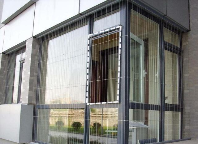 不走寻常路,阳台一半纳入客厅,留一半玻璃围起来,多个露台享乐