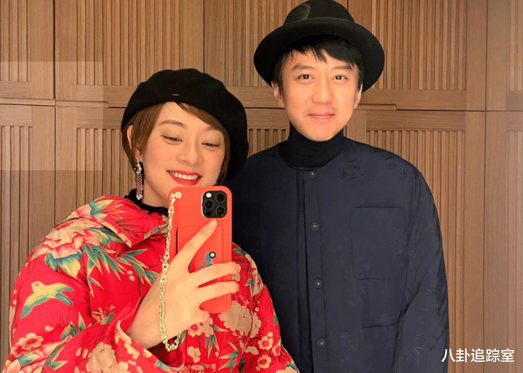 邓超|邓超孙俪传婚变后,现身上海高级饭店,手拿巨厚档案袋与老者握手