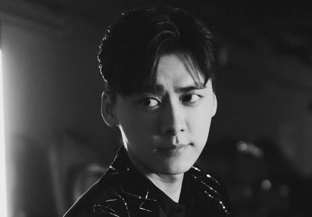 李易峰|李易峰看三级电影照片被曝光,知情人称其不止嫖娼还选妃