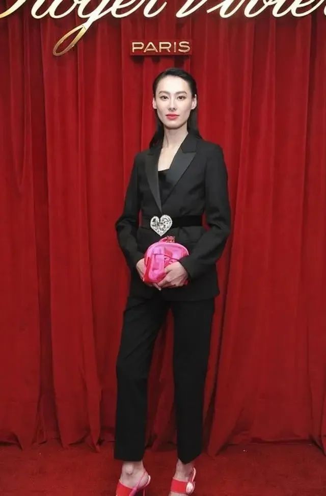 郑秀文|梁洛施和郑秀文同穿一身黑装，相差16岁却输很大，会穿比会长更重要