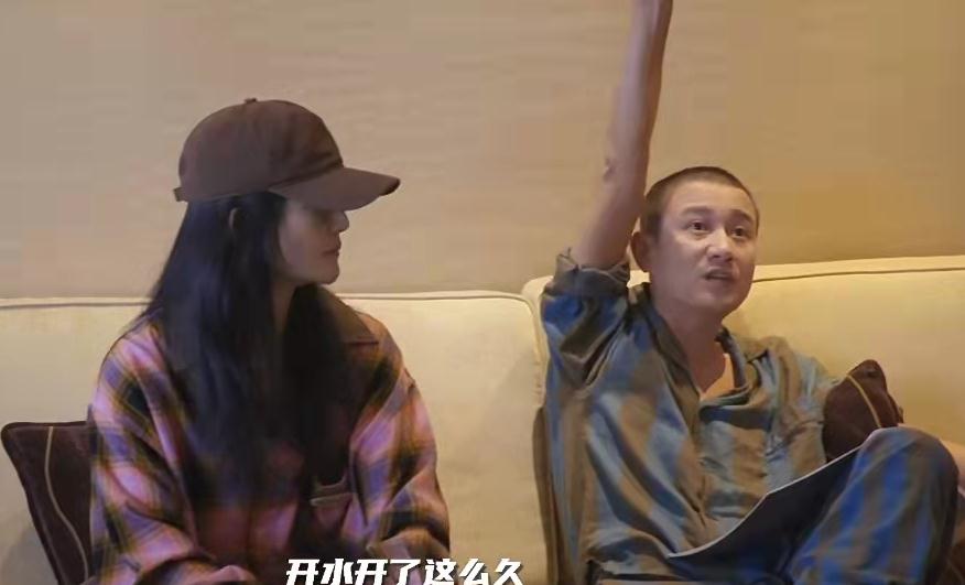 谢娜|何炅秦霄贤看谢娜演出，打扮低调坐人群中无人识，两人聊天关系好