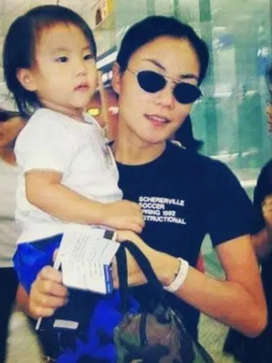 窦唯|窦唯：我愧对孤独母亲，余生为4个最爱的女人而活