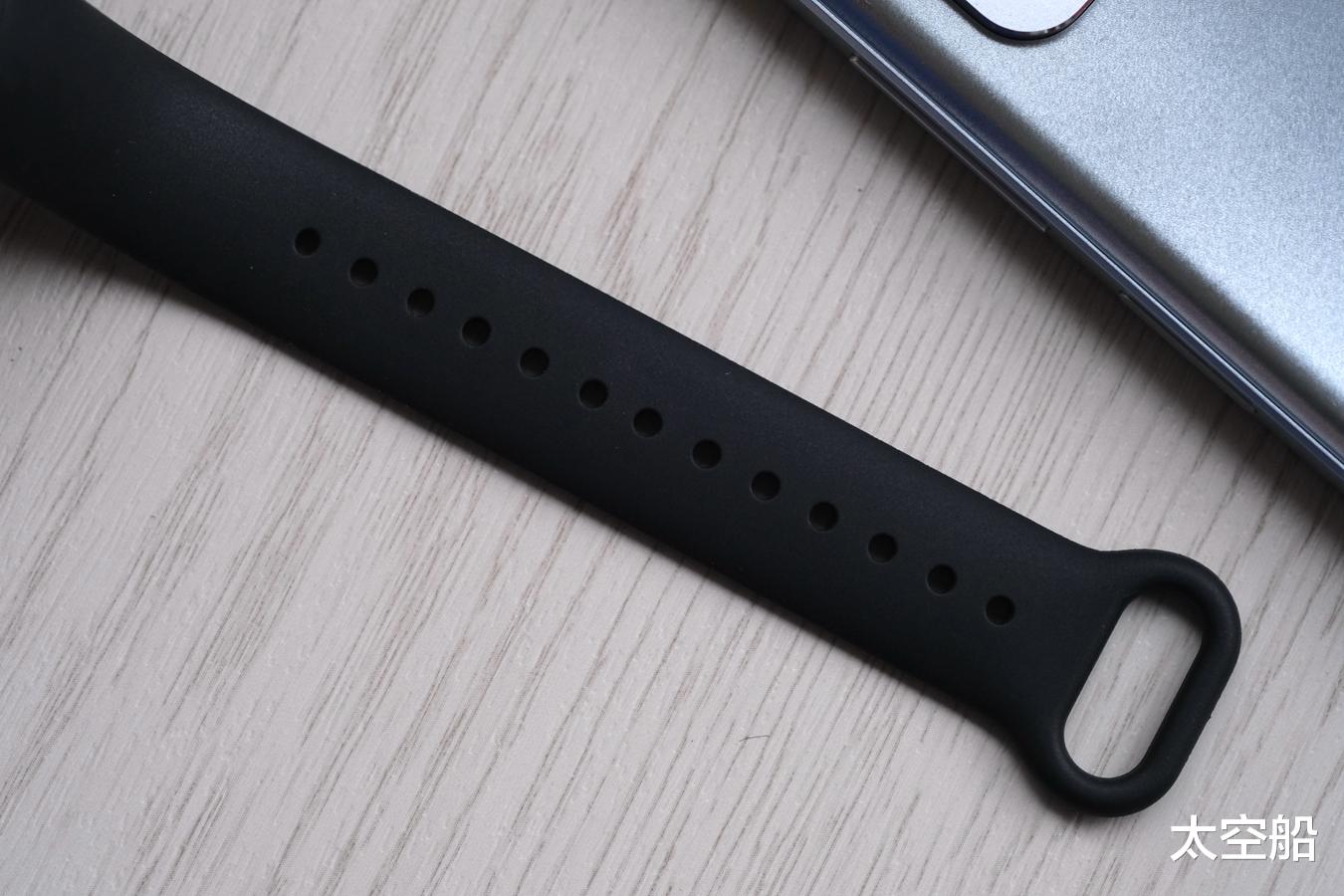 |屏幕更大，功能更全，小米手环7评测