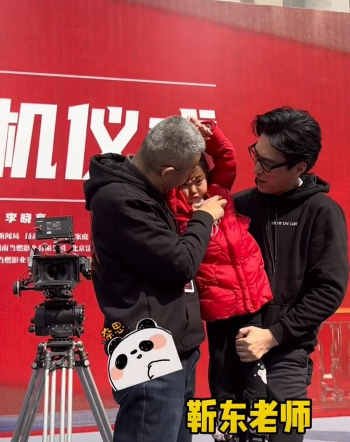 靳东|靳东深夜吃饭被偶遇，整个人消瘦不少，旁边女助理颜值抢镜