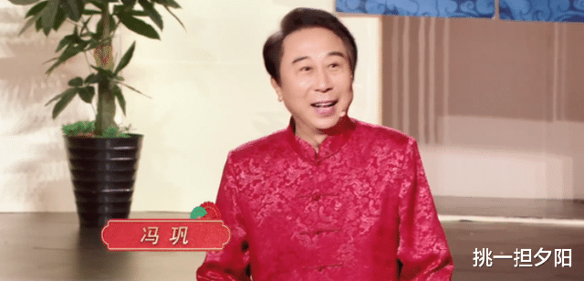 春晚|64岁冯巩一家庆小年! 给汽车铲雪闹乌龙, 送徒弟贾玲上春晚自己缺席5年去干啥了?