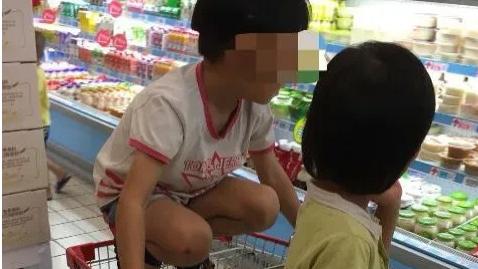 山东潍坊，老人带3岁孙子到超市购物时，因车轮掉落，导致孩子从购物车上摔倒在地