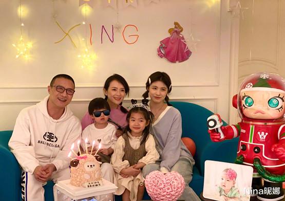 章子怡|章子怡罕见携老公逛街，穿大衣戴帽偶像包袱重，全程低头玩手机似路人