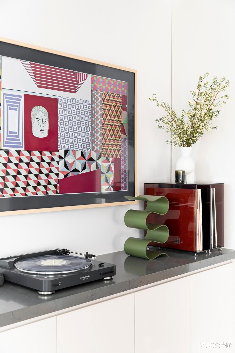 她家虽不大，但赢在简洁敞亮，温馨实用的空间住着很舒适，晒一晒