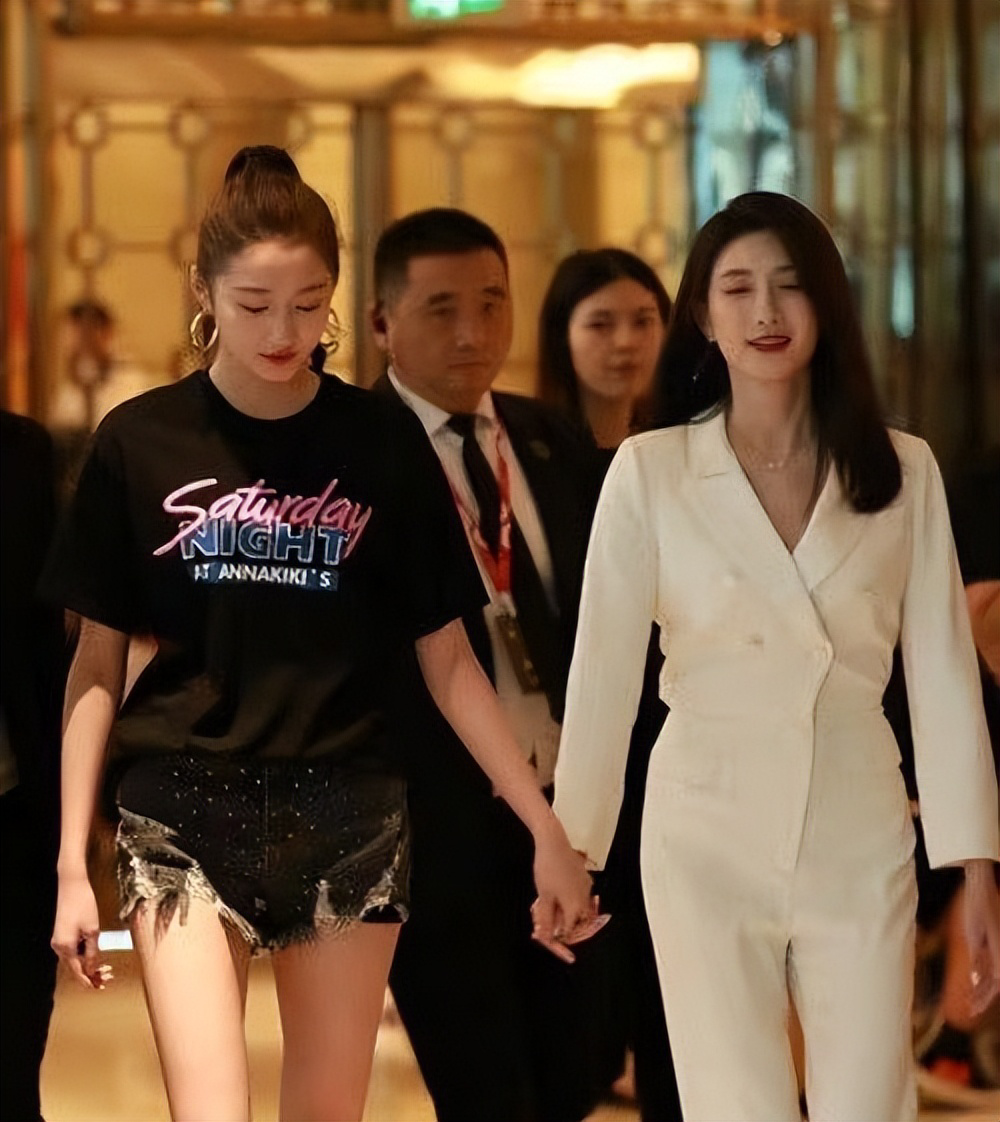 关晓彤|关晓彤和江疏影合影，穿超短裤显露身材优势
