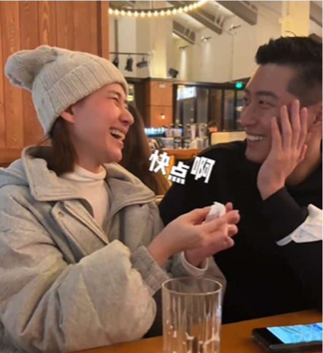 窦骁|何超莲晒约会视频，恶作剧成功似幼稚小学生，窦骁满脸宠溺太纵容