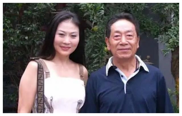 王奎荣|王奎荣：68岁娶小37岁饶芯语，71岁老来得子，如今幸福美满