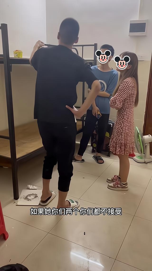 两男子在宿舍争吵,主管来调解:我还没结婚,你们都有资格追求我
