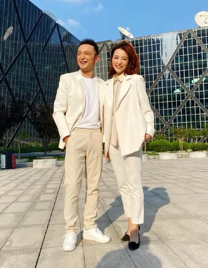 董卿|董卿酒店门口被拍!穿卡其色风衣气质出众,不登春晚舞台更显落寞