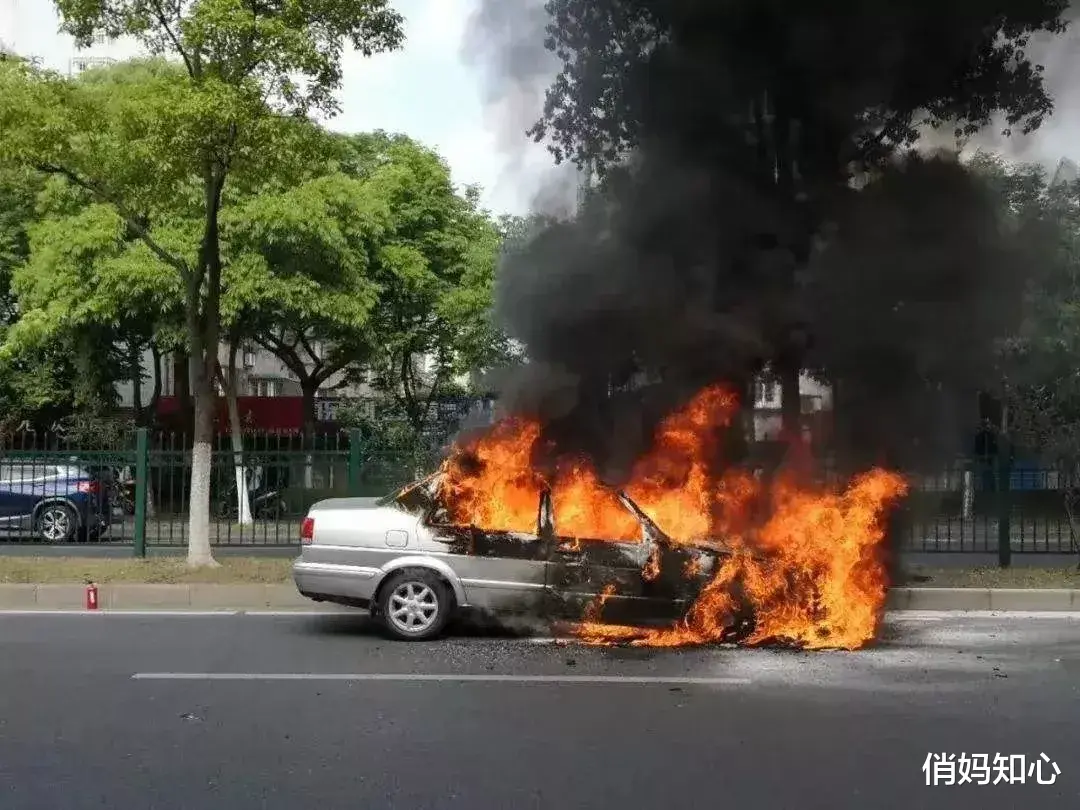 江西鹰潭,一男子轿车无故自燃,保险公司:你没买“自燃险”