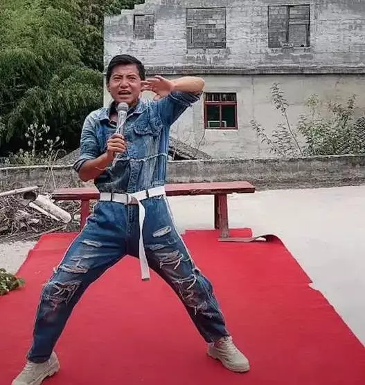 刘德华|贵州出了个“刘德华”,又唱又跳非常自信,网友:实在不像啊