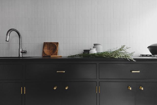 围绕存在感很强的绿色,一屋子深色调家具,建立一个精致时髦的家