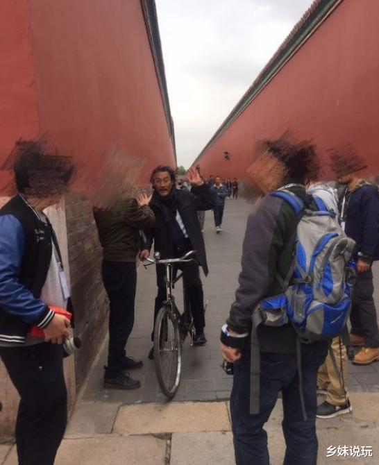 梁家辉|1983年,梁家辉在故宫留下了一辆自行车,36年过去,车子还在