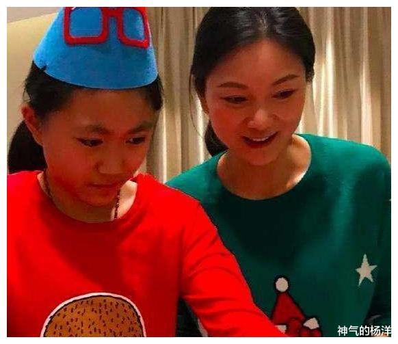 张艺谋|张艺谋跟妻子站一起,小31岁果然清纯,但长相并不好看!