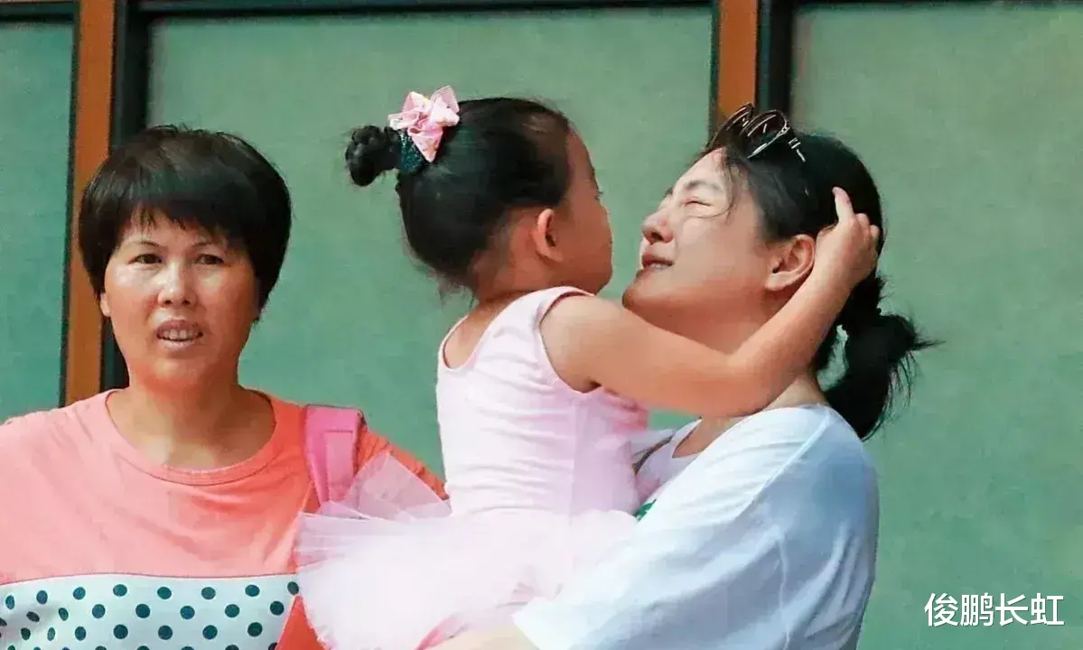 大S|这就是母亲,大S带两个孩子很投入,完全不注意形象