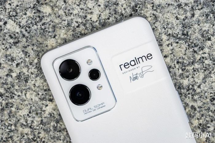 小米科技|从4199降到3379，2K直屏+骁龙8 Gen1，小米12不香了