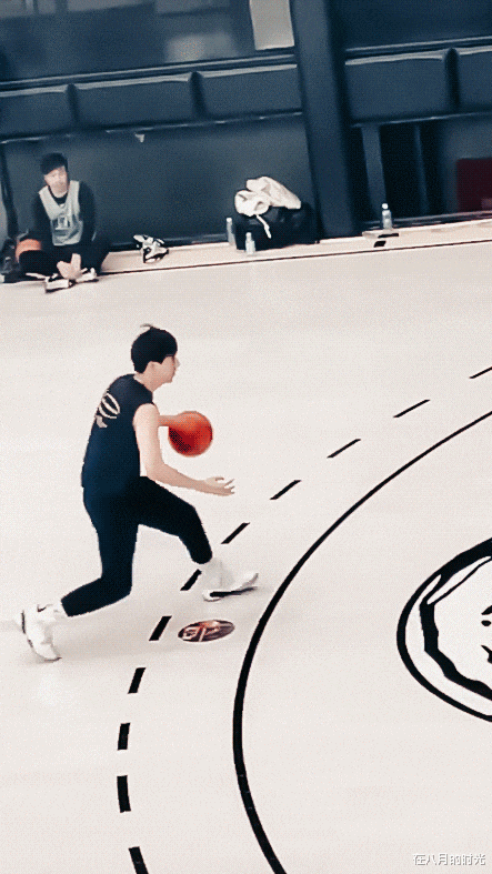 李现|李现素颜打篮球，动作干净利落，荷尔蒙爆棚！网友：谁不爱呢？