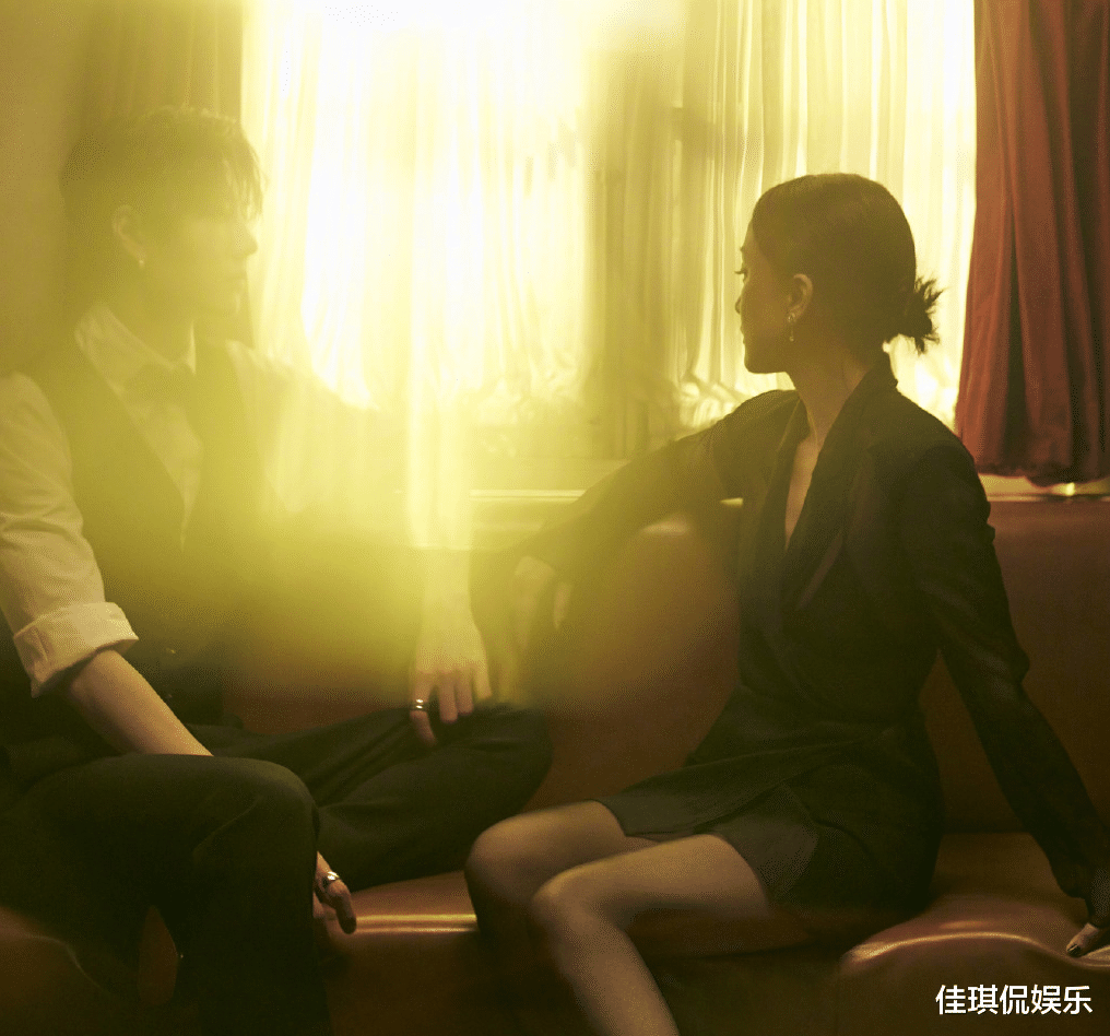 周迅|王一博周迅合作拍微电影！穿太少互动怕脸红，光影交错太有故事感