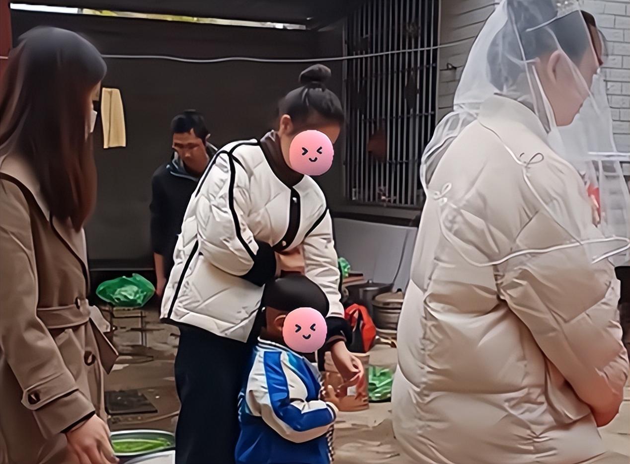 河南女子结婚没有穿婚纱,仅仅身穿棉服戴头纱!知情人:新郎家太抠门了