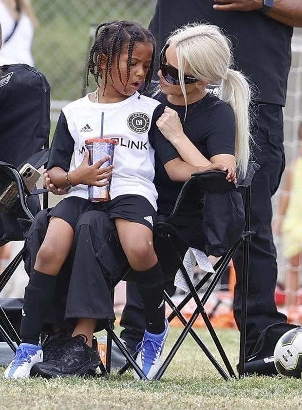 金·卡戴珊|41岁金卡戴珊带儿子踢球，裸露紧致后背显丰韵，气质碾压一众妈妈