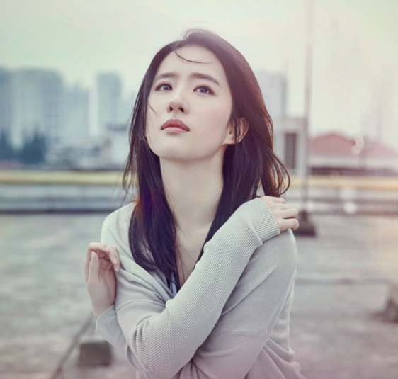 刘亦菲|35岁刘亦菲晒“梦华录”联名奶茶,颜值在线,用国产手机拍照被赞