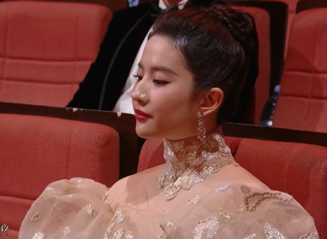 刘亦菲|刘亦菲前排被嘲，朱一龙李易峰退后方，电影之夜内场座位暴露咖位！