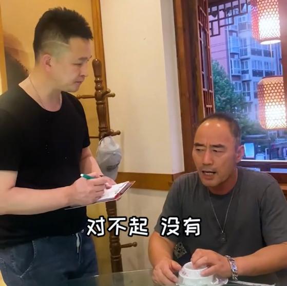 54岁王旭和39岁刘刚合伙拍段子，一个帅气一个白头：兄弟情义在