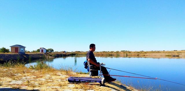 |男子为戒钓鱼瘾，直接蹲在岸边烧掉全部渔具，网友：出不了坑啦