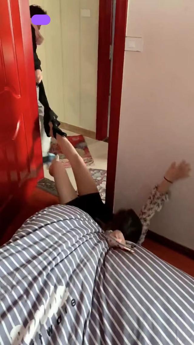 女子不洗澡就趴在床上玩手机,她老公拽着她,把她从床上拽到地上