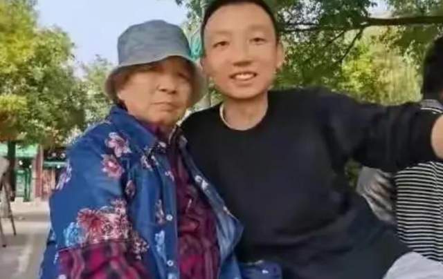 律师|李圣直播内涵28事件进展,用手转毛笔被网友解读,被指在暗示必立