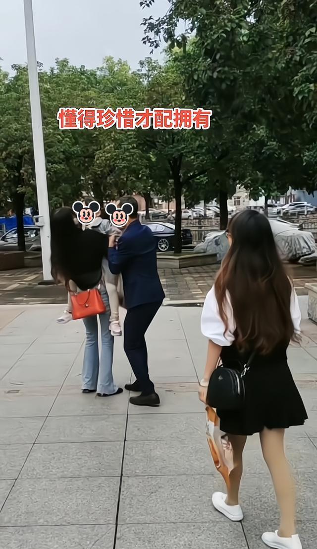 男子想抱一下和前妻所生的女儿,现任妻子阻拦:以后我给你生两个