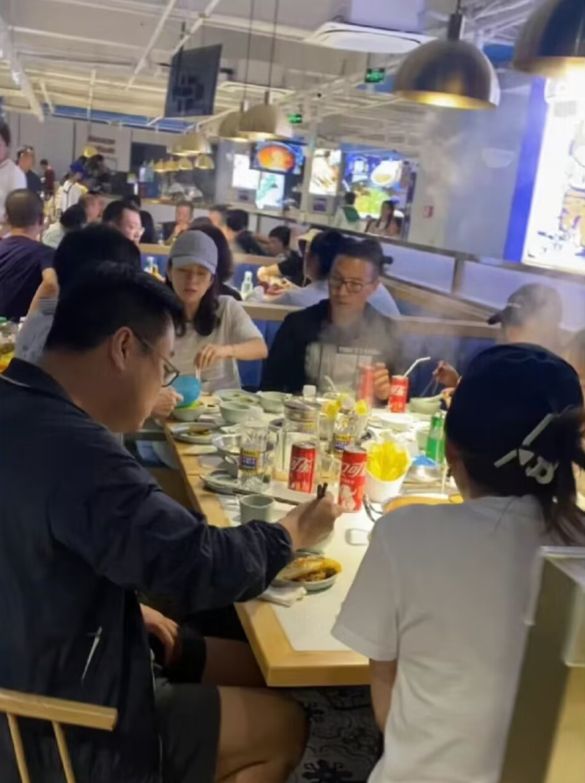 春节档|章子怡现身三亚被偶遇,身材高挑气质独特,搂粉丝拍照无架子