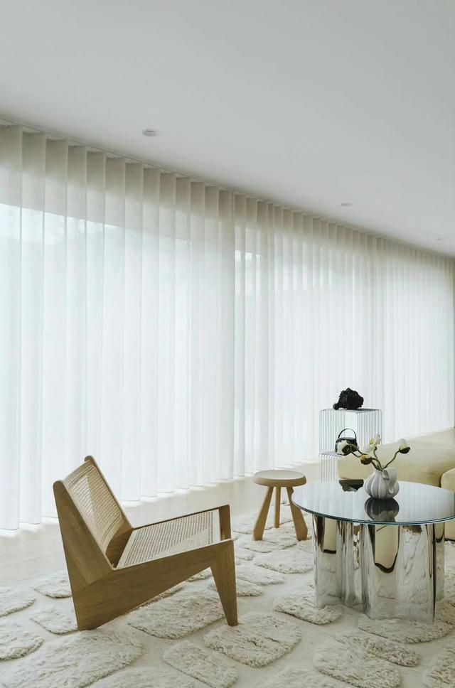 有超大落地窗的家，演绎自然材料与光线的爱情故事，柔软又温馨