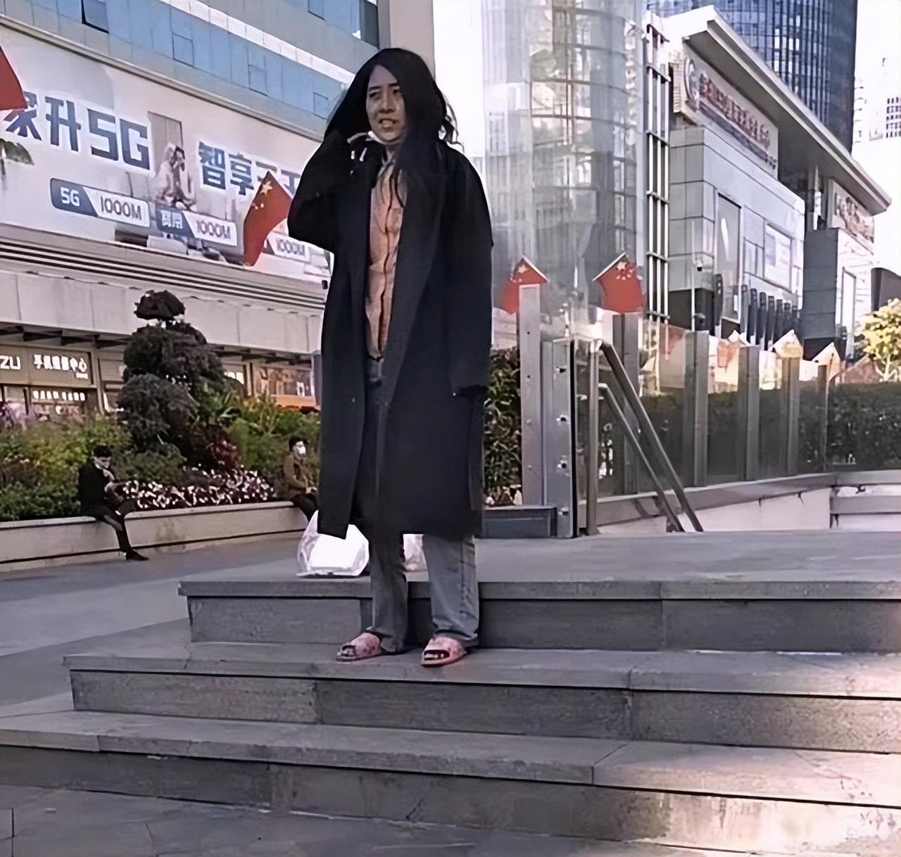 深圳流浪“气质女”,为情所困自闭三年多,网友:曾经也是个美人