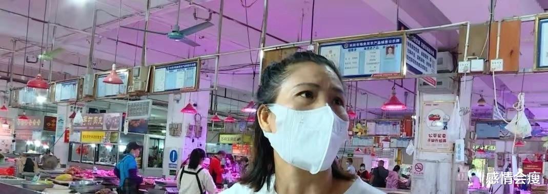 广西南宁,女子到市场买大闸蟹时被缺斤少两后,又怀疑卖家掉包