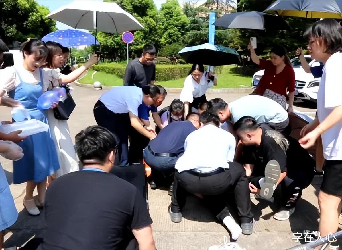 男子在医院心脏骤停,男护士上床跪救患者心脏复苏,把病人救活!