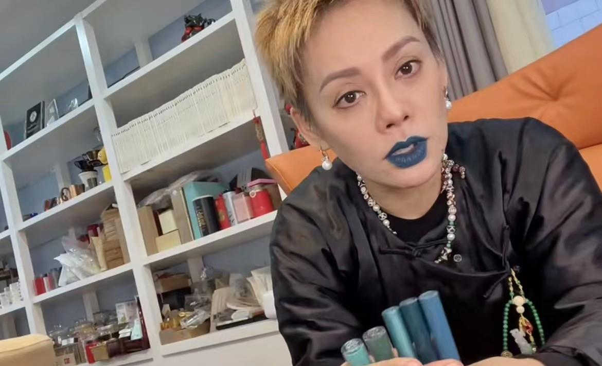 宁静户外拍照太随性，衣服短半截露平坦小腹，脚上一双雨靴近4千