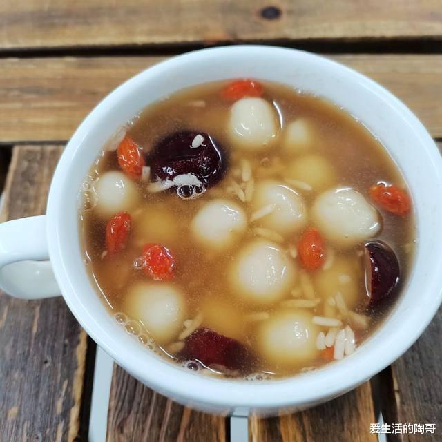 便秘|建议女人:常喝2白汤,3宝汤,4红汤,驱寒补营养,面如桃花过冬