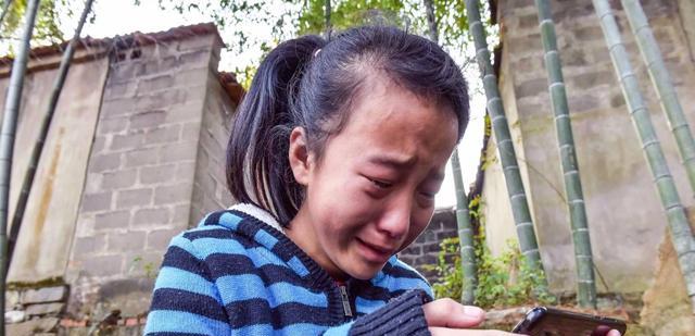 24岁姐姐拒养年幼弟弟,父母愤怒告上法庭,女儿却成了牺牲品!