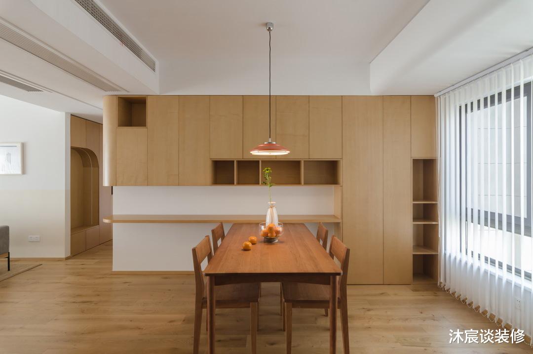 “穷装修”又赢了,他家用大白墙搭配原木家具,轻松打造清爽的家