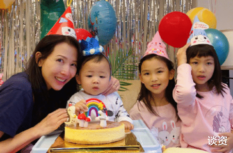 张晋|张晋蔡少芬游成都，街边小店吃面，结婚14年恩爱如初，越发有夫妻相