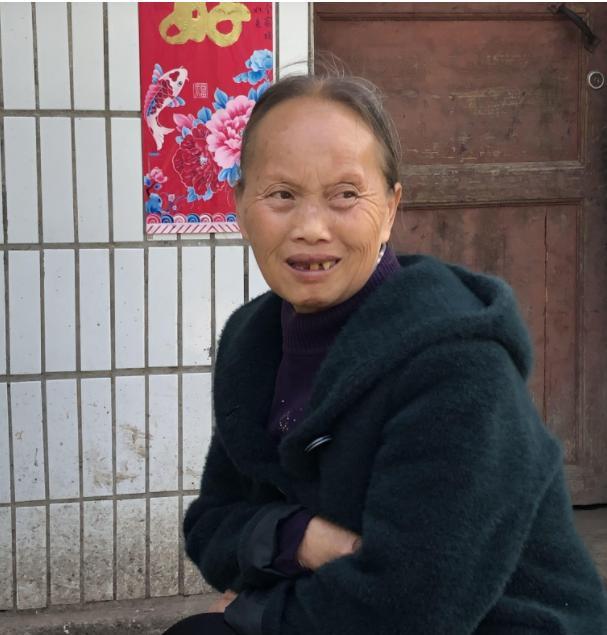 纪实17岁女孩被拐进深山，获救时却对买家依依不舍，女孩父亲痛哭